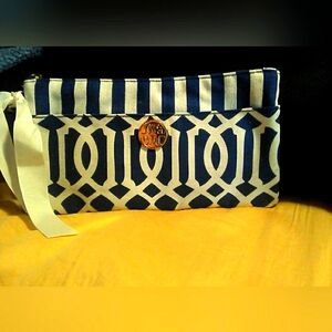 BNWOT WRISTLET/ CLUTCH BY MUDPIE BLUE & WHITE CANVAS SINGLE POCKET/ 5 SLOT